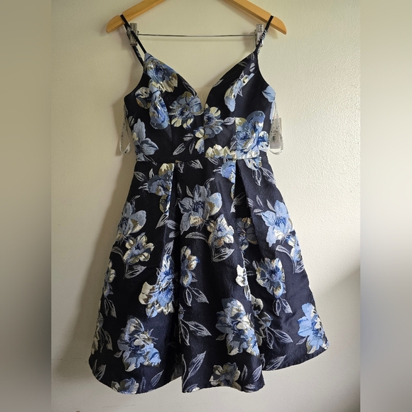 JULES &‎ CLEO (David's Bridal), Plunging Metallic Floral Brocade A-Line Dress, 6 - Picture 4 of 16